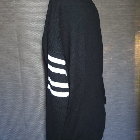 Black and White V-neck oversized distressed sweater - Picture 7 of 11